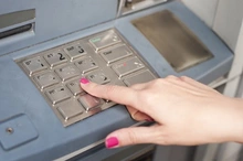 Cambiar la clave de tus tarjetas crédito y débito en línea.
